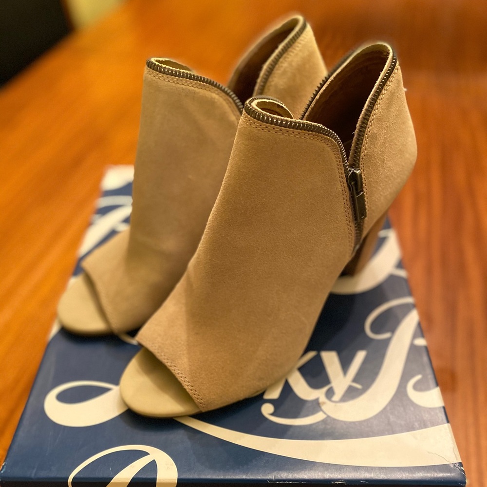 Lucky Brand Padmah Zip Bootie - Size 9.5 - Beige